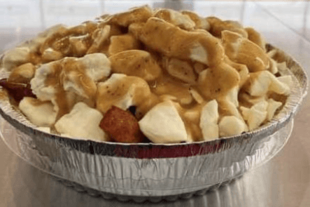 Poutine avec sauce au poivre
