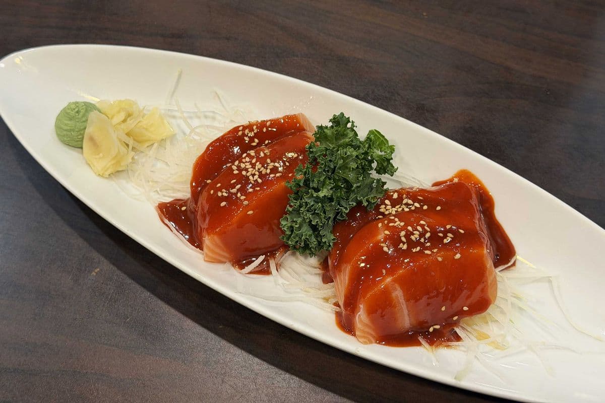 Spicy Salmon Sashimi (6 pcs)