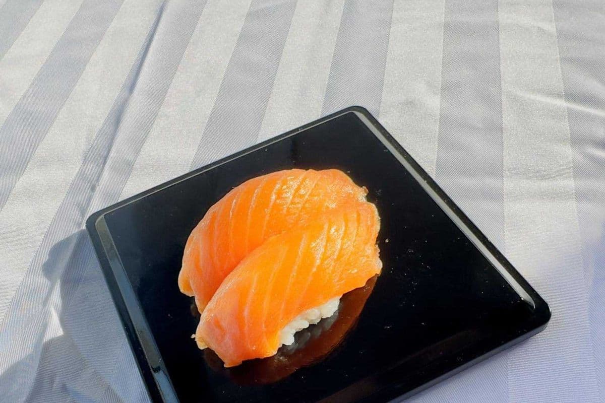 Smoke Salmon Nigiri (2pcs)