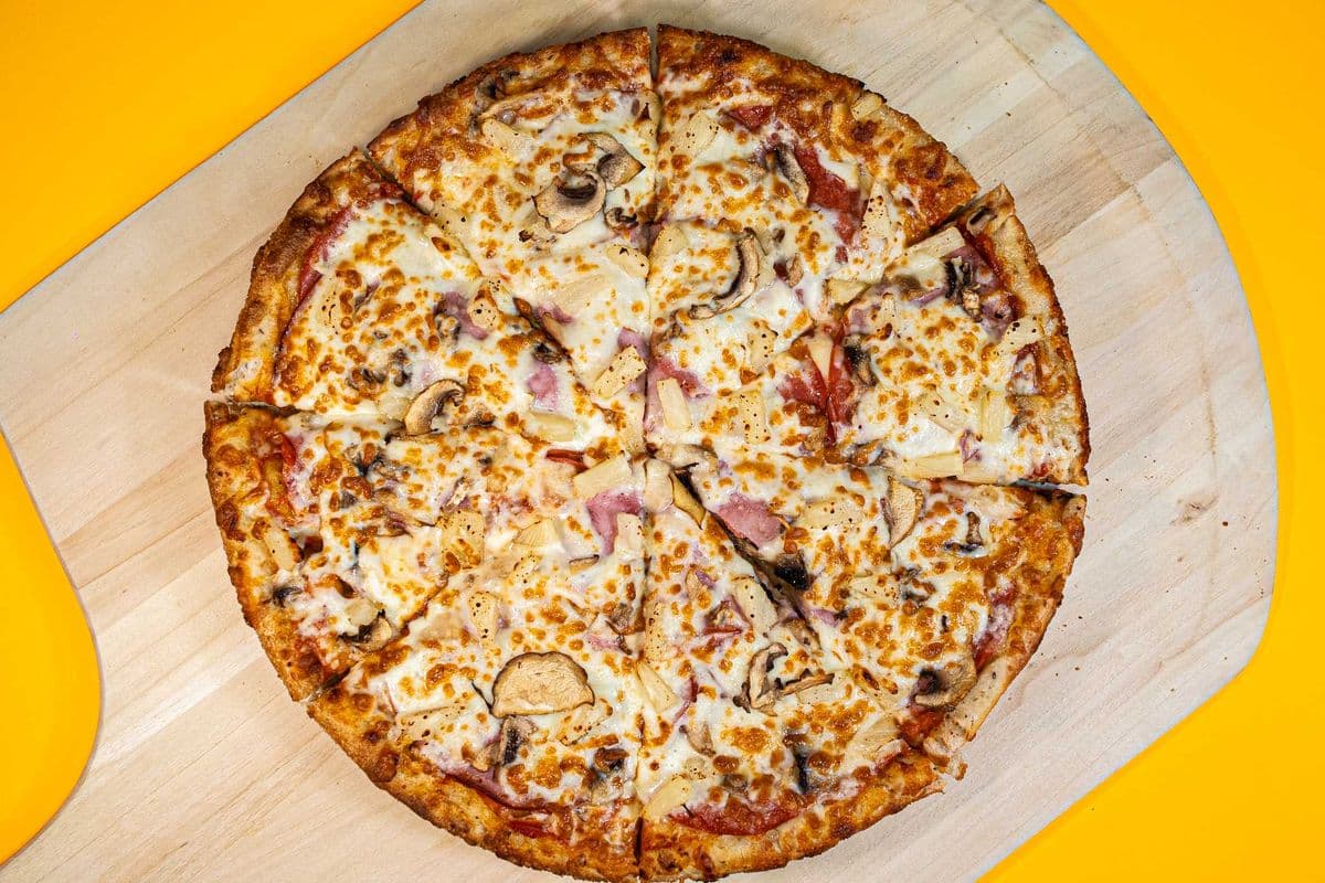 12" Medium Hometown Hungry Man Pizza