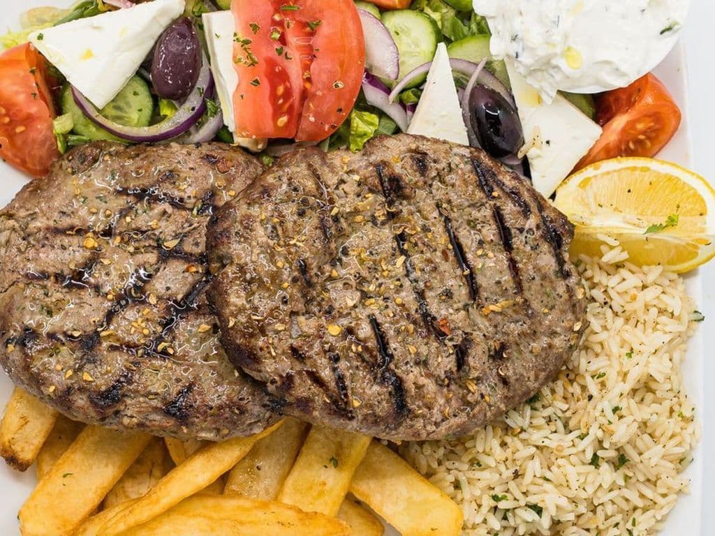 Assiette de biftekakia Grec / Biftekakia platter