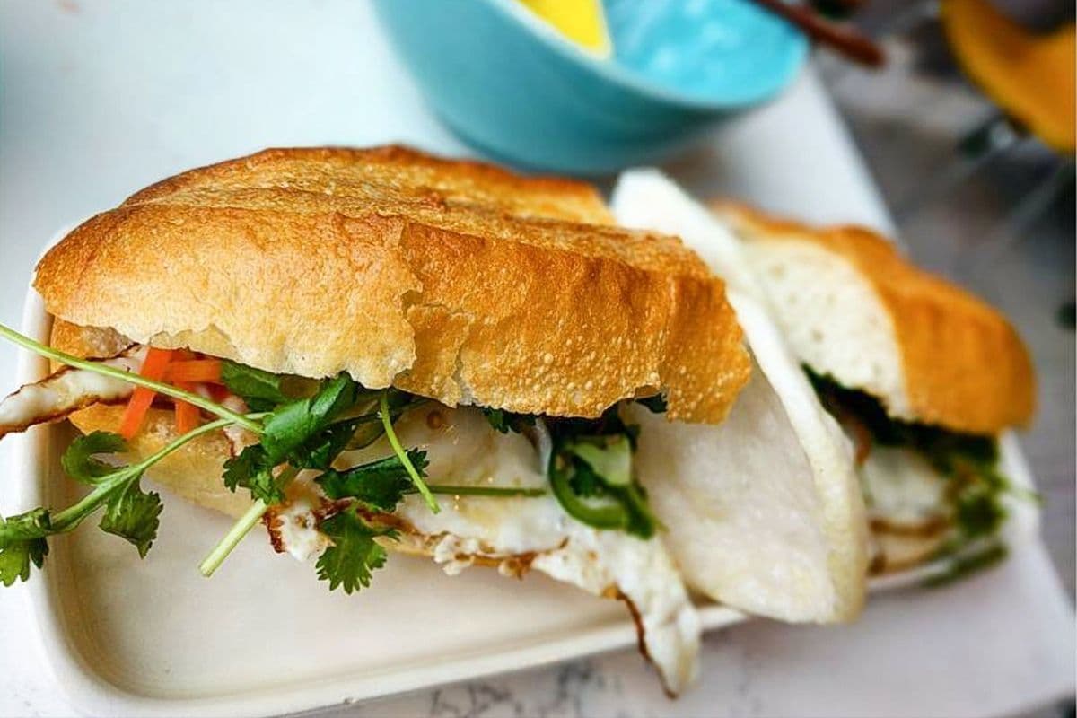 Fried Eggs Banh Mi / Petit Déjeuner
