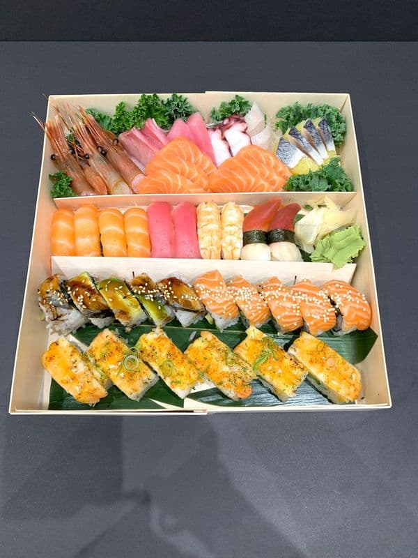 P31. Deluxe Vintage Sashimi-Sushi-Roll 46 pcs (for 2) / P31. 豪華拼盤 46 pcs (for 2)