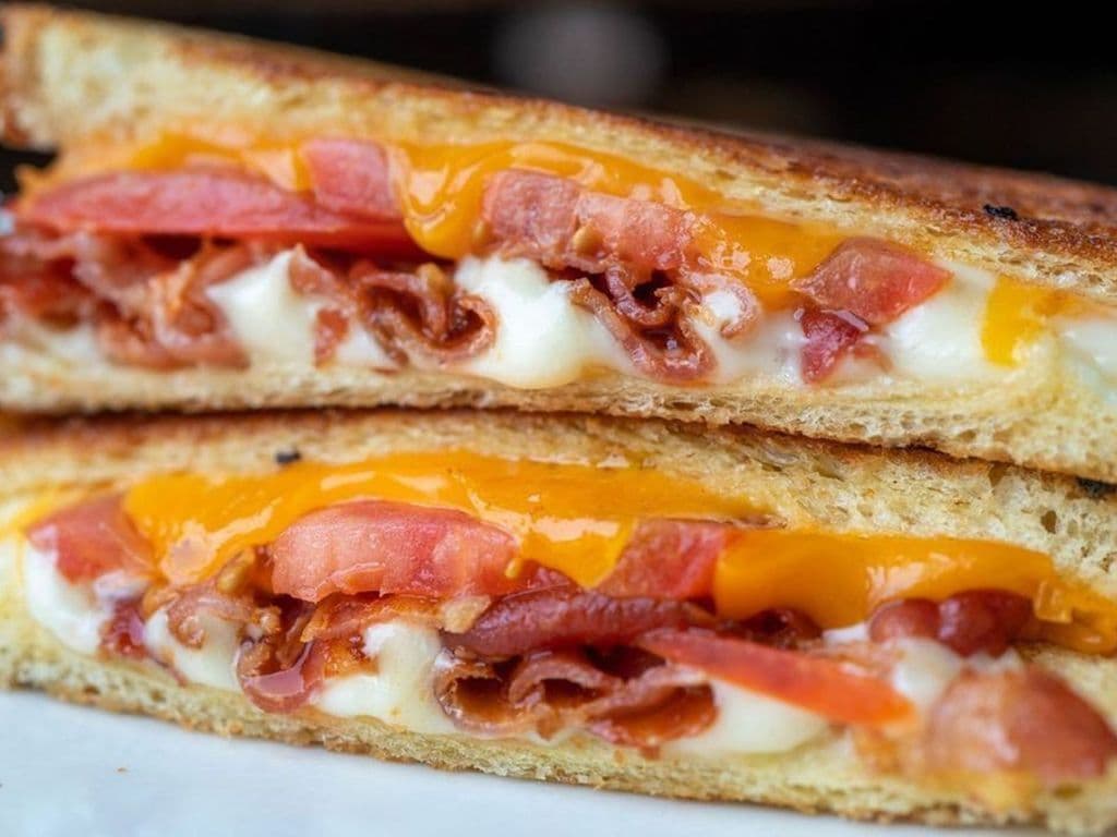 GRILL CHEESE TOMATES & BACON/ TOMATO & BACON GRILLED CHEESE