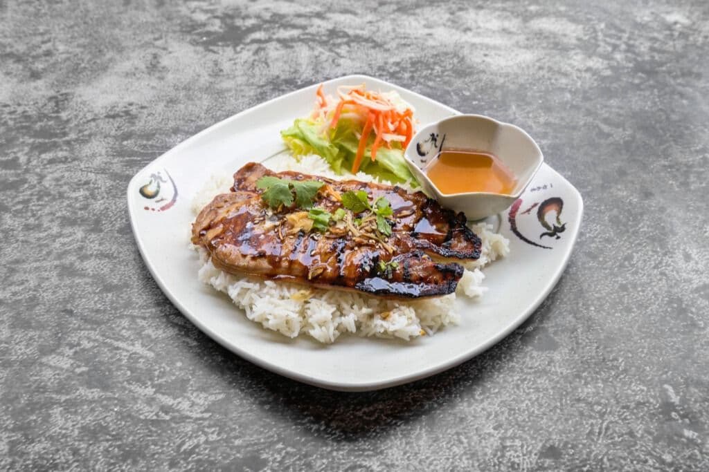 43. Côtelette de porc grillée sur riz vapeur / Grilled Pork Chop on Steamed Rice