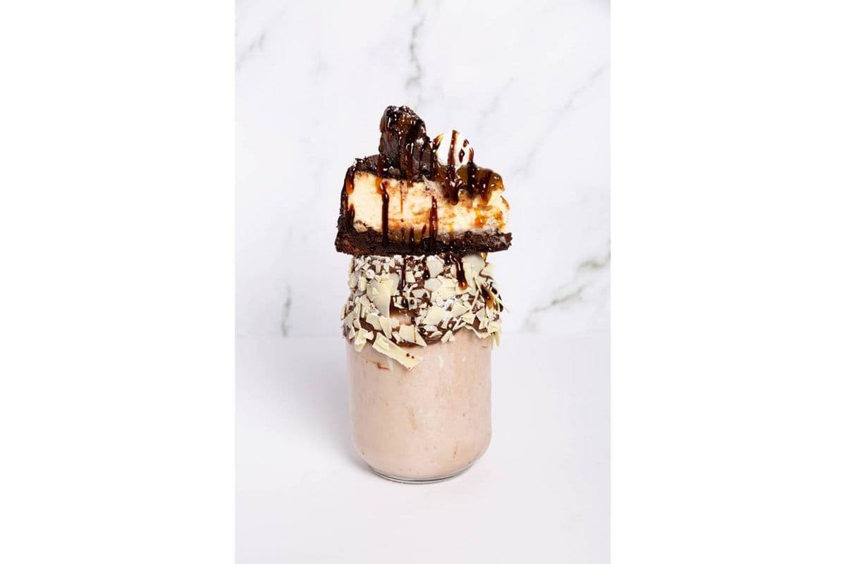 Fudge Brownie Cheesecake - Super Freakshake