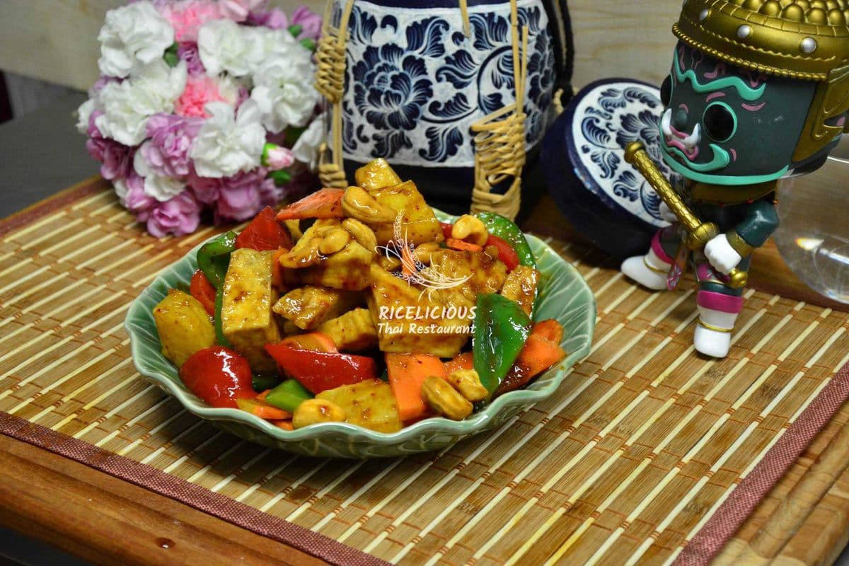 V5. Cashew Nut Tofu and Veggies