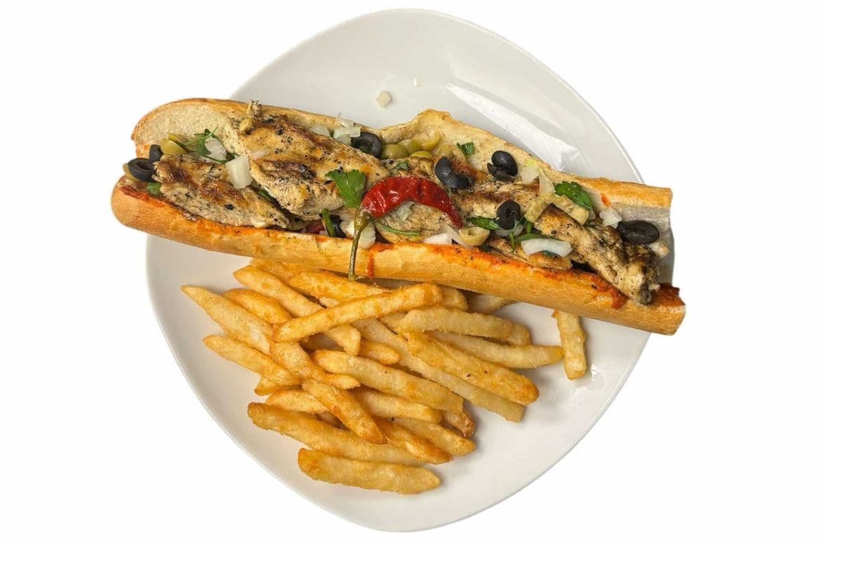 Sandwich au poulet,salades et frites