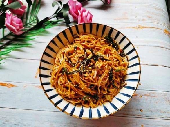 Scallion oil noodles 葱油拌面