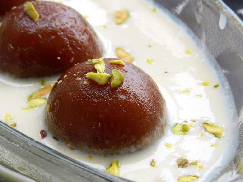 Gulab Jamun With Rabdi
