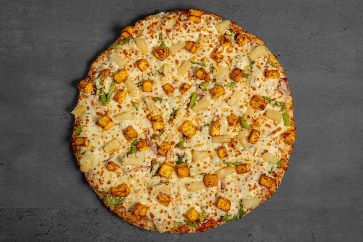 Moga Tang Pizza (Achaari Paneer Pizza)