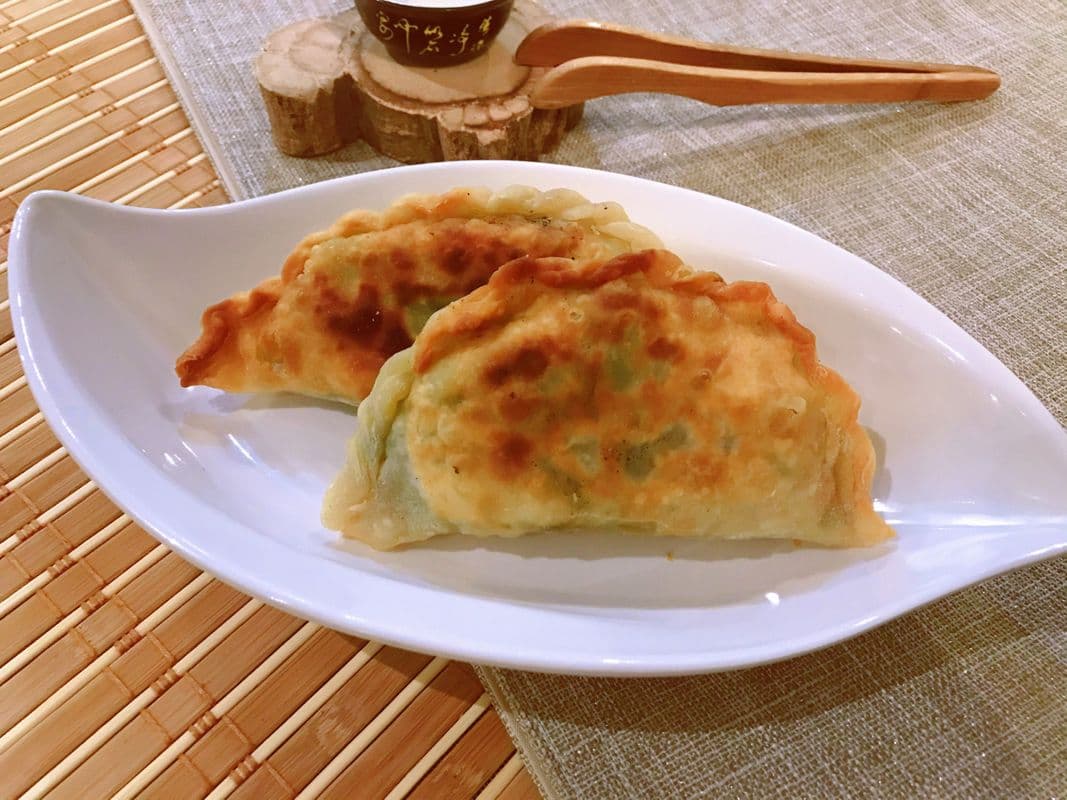 Fried Chive Pancake (2 pcs) 韭菜盒子