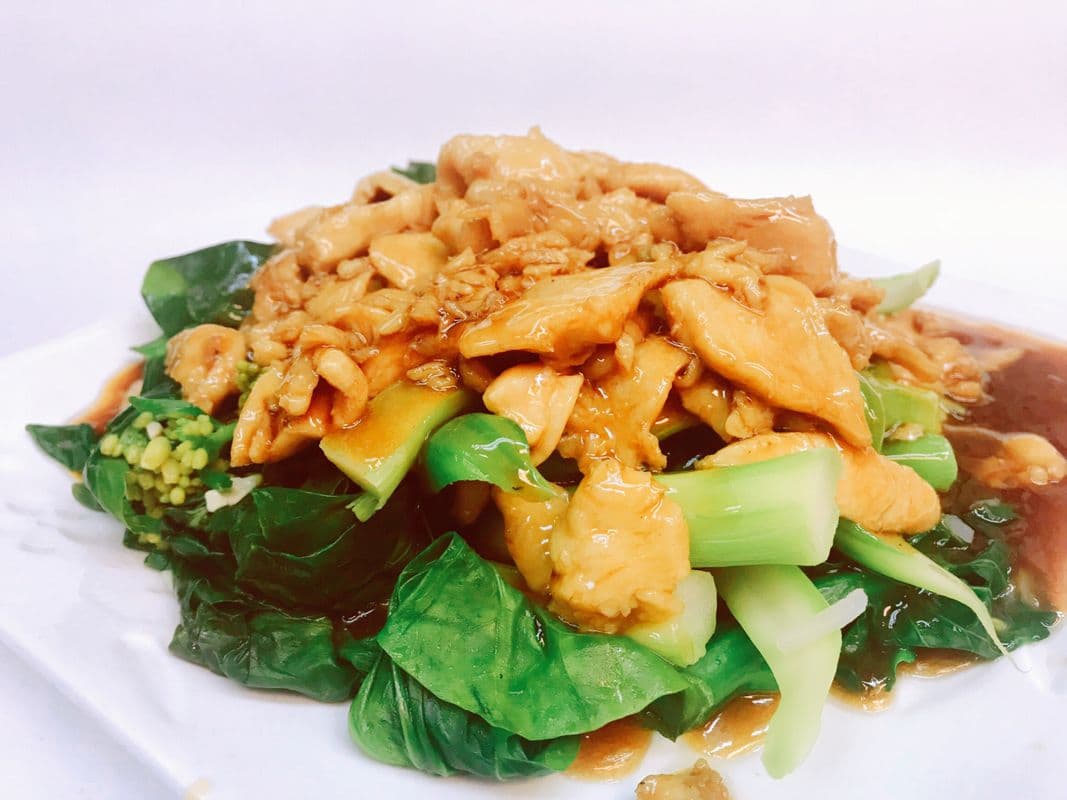 Stir-Fried Chinese Broccoli and Chicken 芥兰鸡片