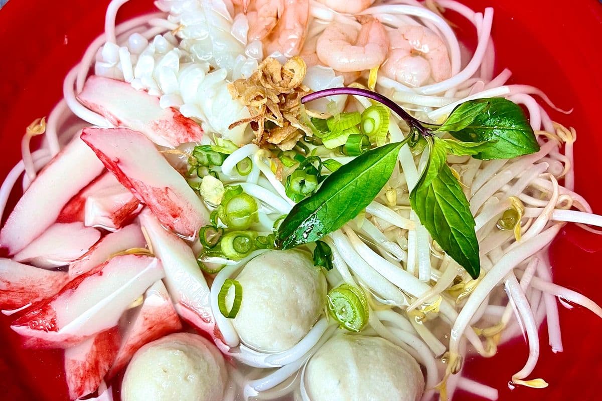 1304. Seafood thick Noodle Soup Combo