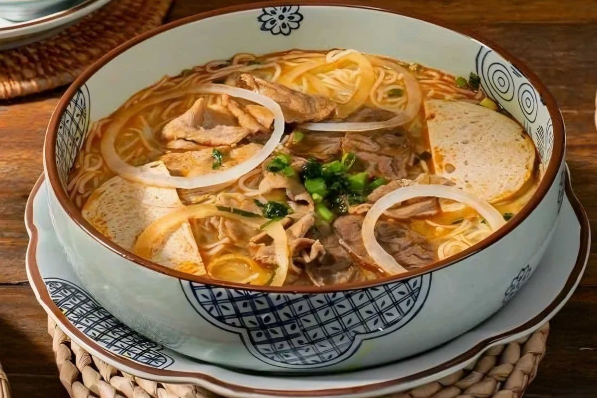 M12 - Vietnamese Spicy Beef Noodles Soup (Bún Bò)