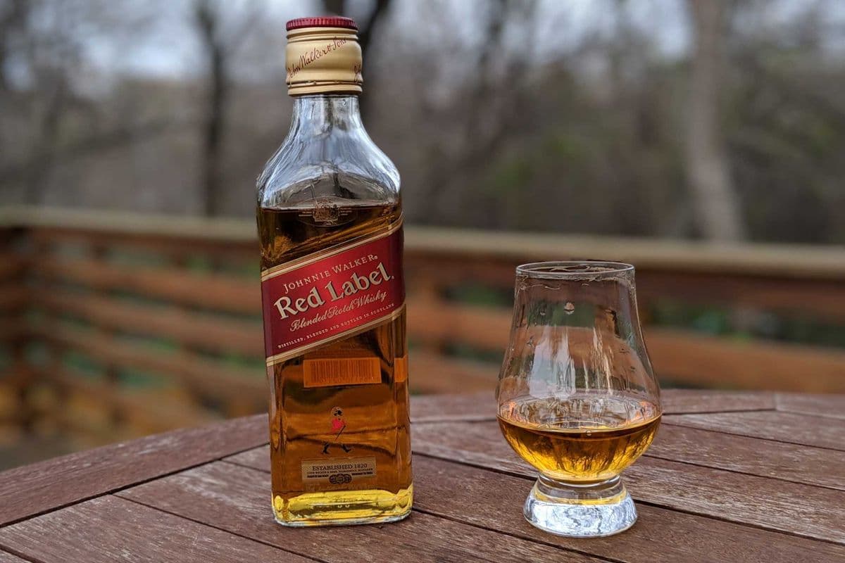 JOHNNIE WALKER RED LABEL BLENDED SCOTCH WHISKEY 375ML (1 x 375ML )