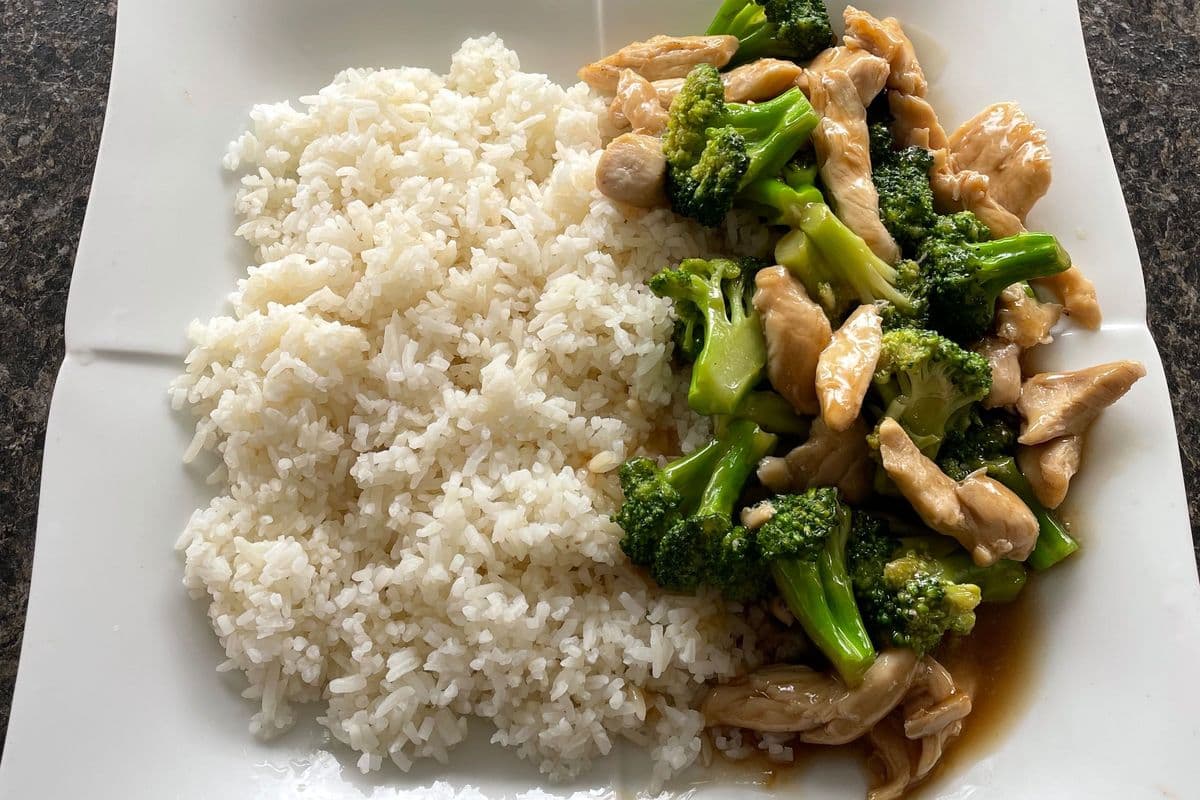 50. Stir Fried Chicken with Broccoli on Steamed Rice