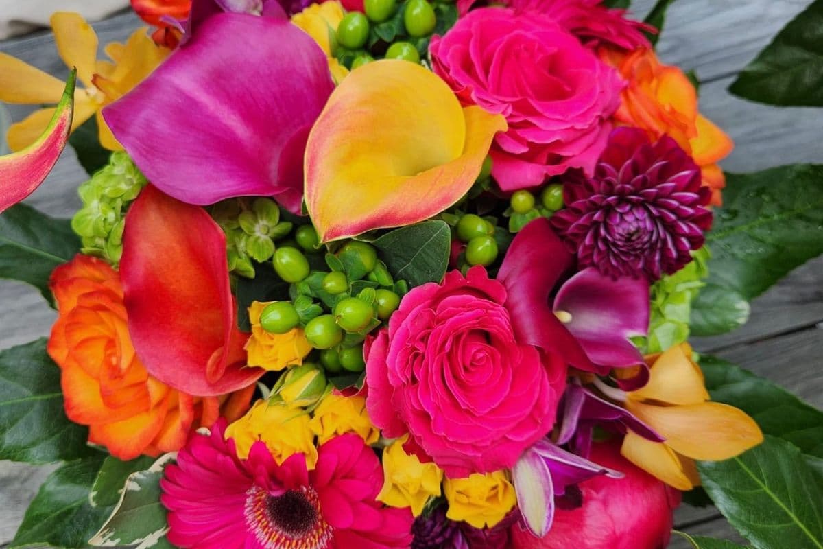 Fresh Flowers Bouquet - Standard Vase Arrangement