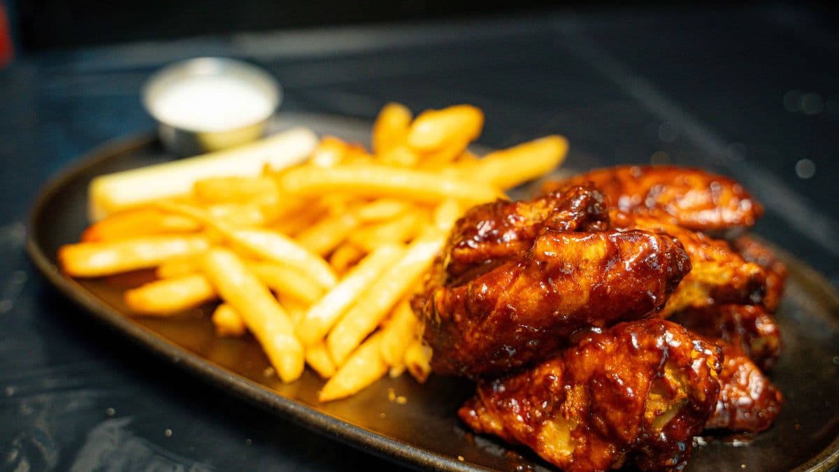 Wings (1 lb), Fries, and Dip