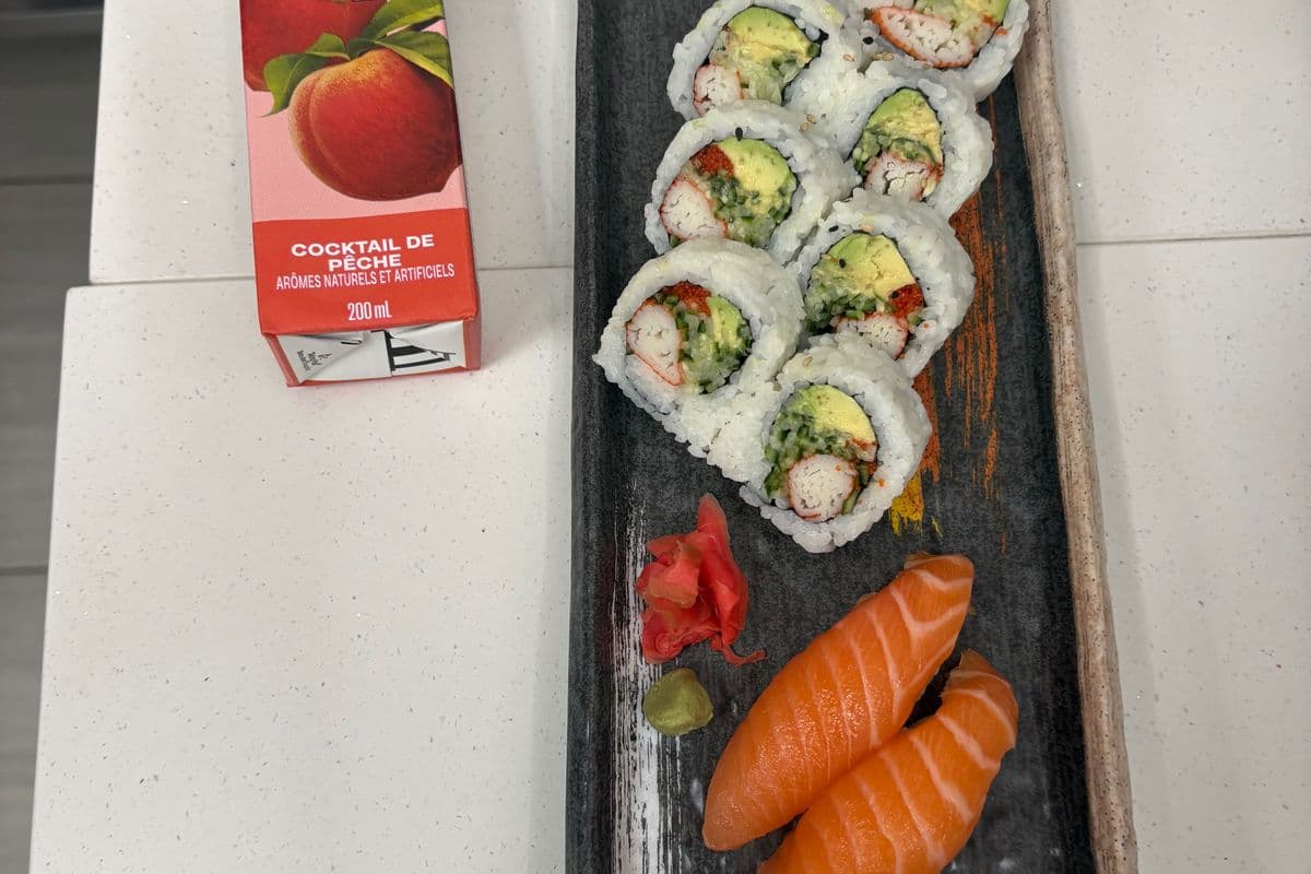 Spicy Salmon Crunch Roll( 8PC)+ Salmon Sushi(2pc)+Juice(200ml)