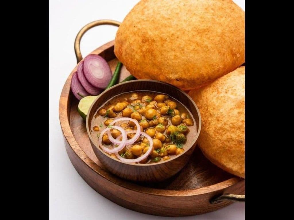 Chole Bhature ( Only available 11 AM to 7 PM)