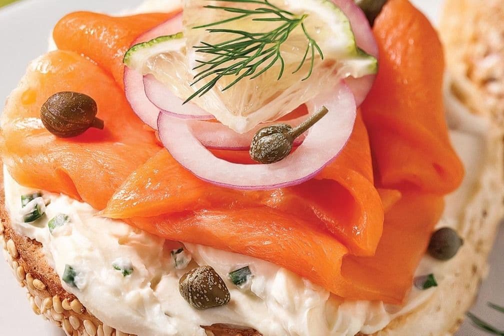 Saumon Fumé Préparé sur un bagel avec câpres et oignons / Smoked Salmon Prepared on a Bagel with Capers and Onions