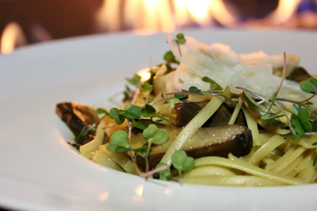 Linguini aux champignons poêlés à l’huile de truffes / Seared Mushroom Linguini in Truffle Oil