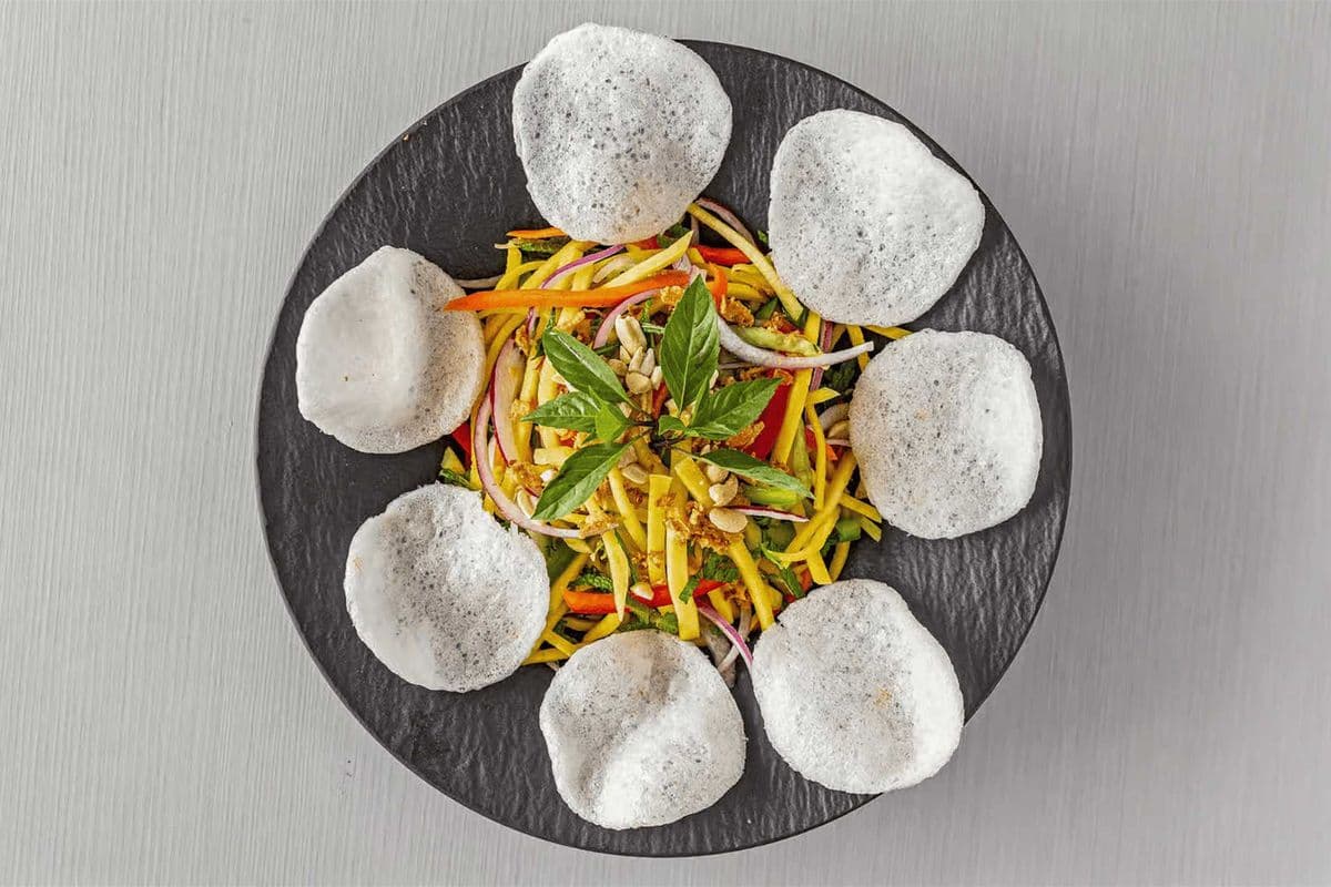 A4. Gỏi Xoài / Mango Salad with Shrimp Crackers