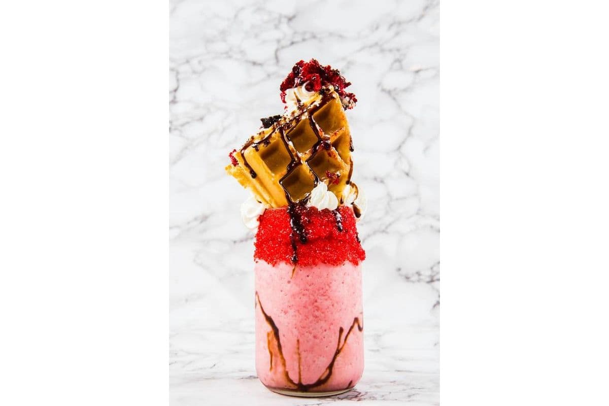 Red Velvet Surprise (Waffle Freakshake) - Super Freakshakes