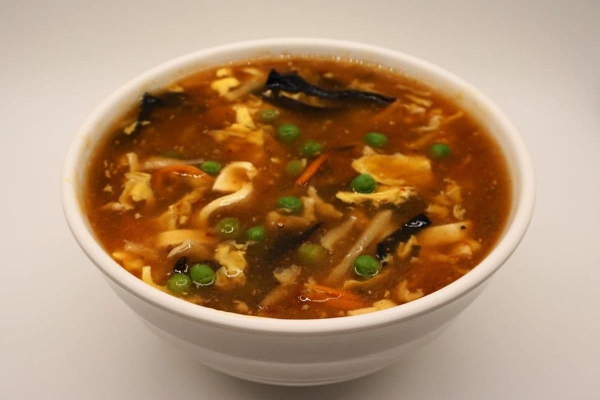 15. Hot and Sour Soup (Chicken) / 酸辣湯