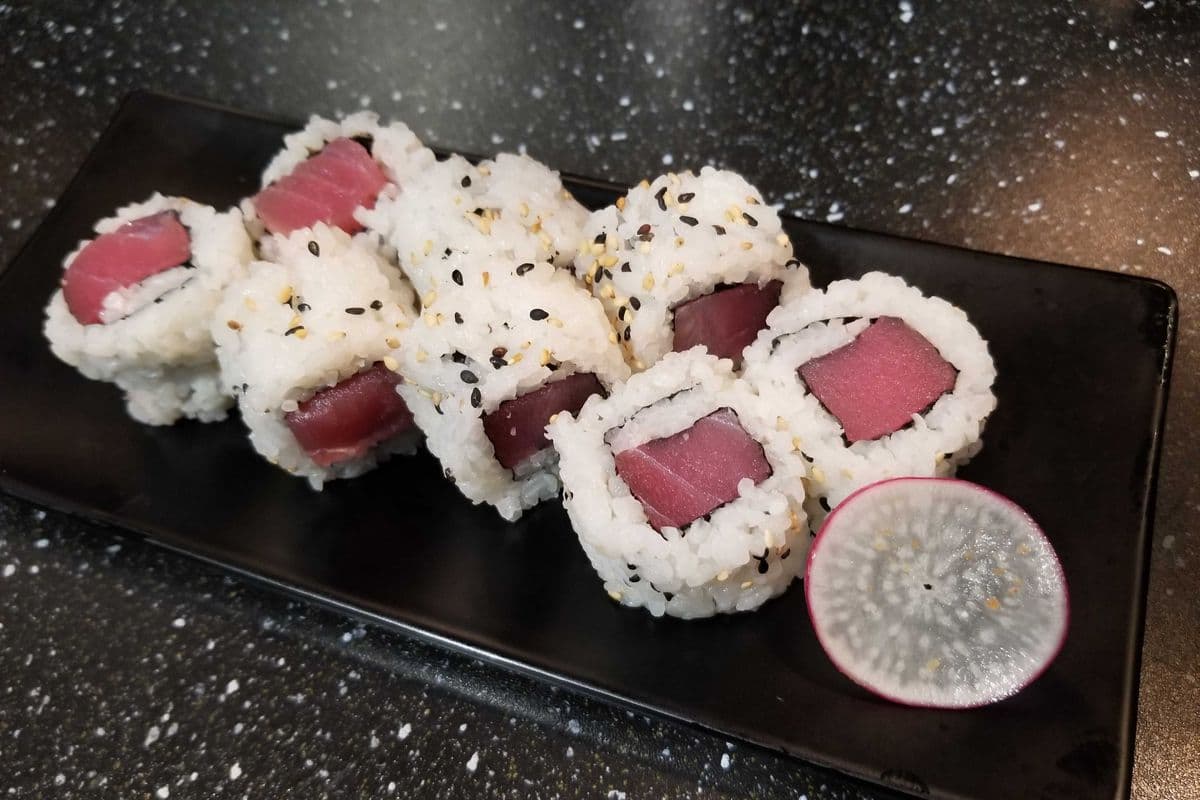 Tuna Roll (8pcs)