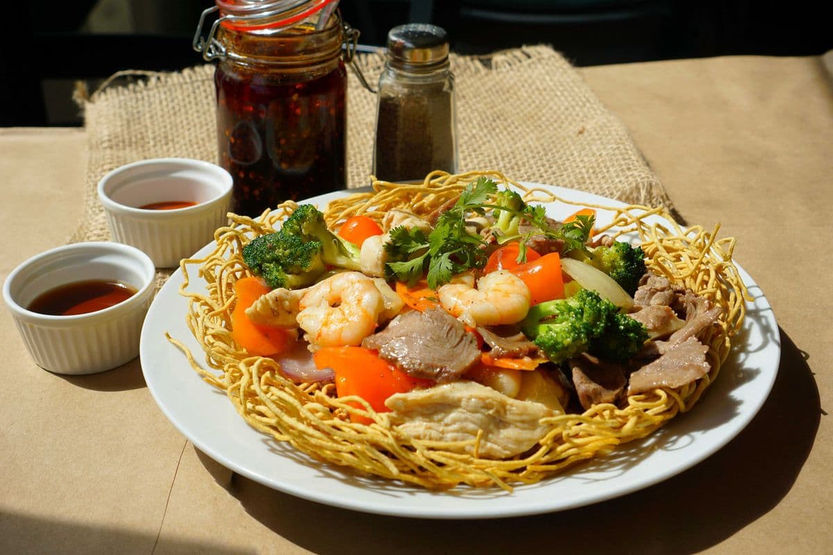 F1. Crispy Stir - Fried Noodles (Assorted Meat) / Mì Xào Giòn