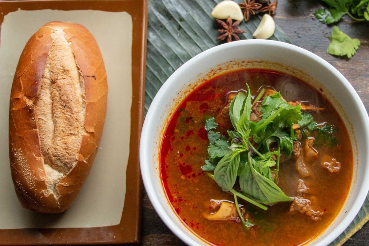 S06. Vietnamese Stewed Beef Soup (Choice of Rice Noodle or Baguette)