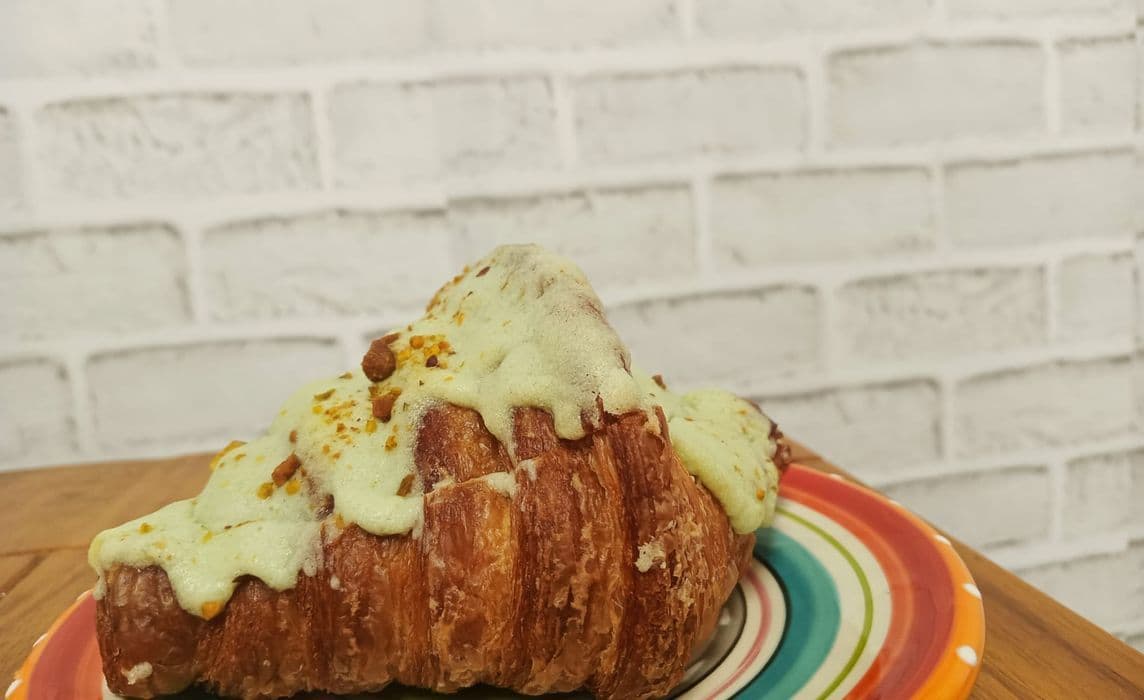 Pistachio Croissant (V)