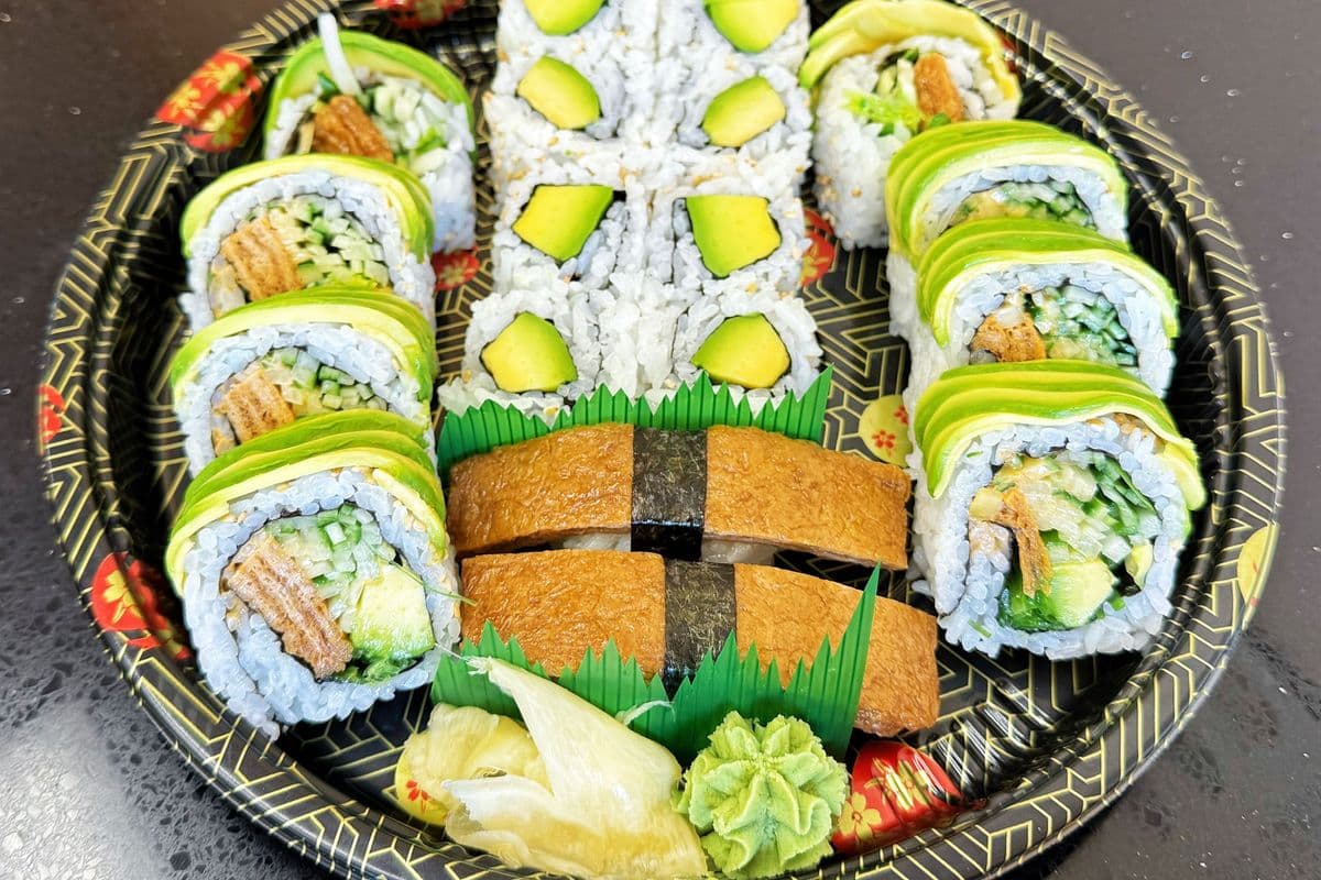 PC15. (18pca)Veggie Green Dragon Roll (8 pcs), Tofu Sushi (2 pcs), and Avocado Roll (8 pcs)