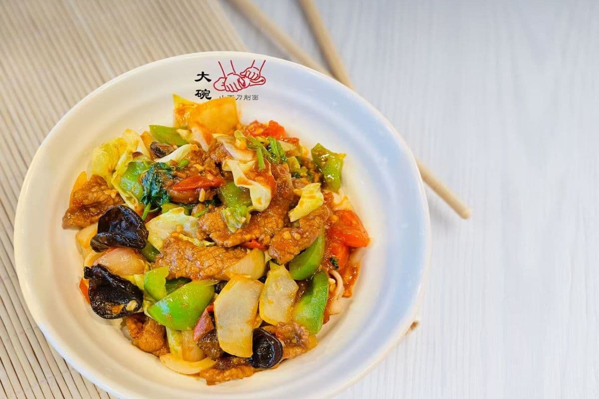 Sliced Dry Noodle with Beef (Special) / 牛肉刀削拌面 (特色)