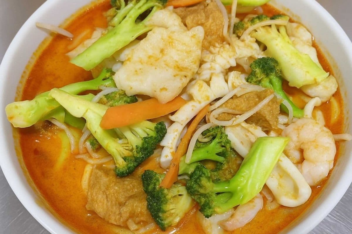 N5. Laksa Seafood Noodle Soup(Spicy) - 海鮮喇沙湯麵(辣)