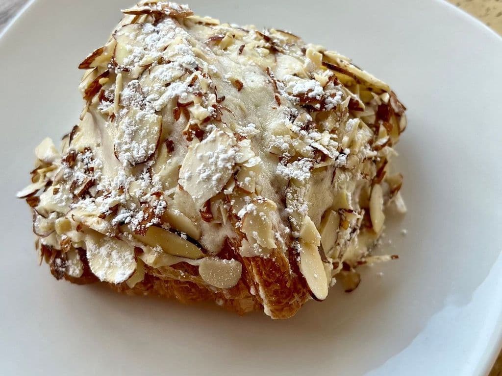 Almond Croissant (V)