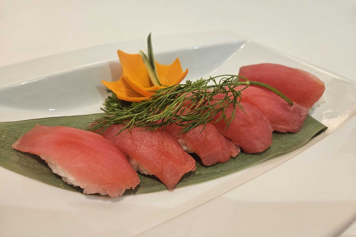 Tuna Sushi (6pcs)