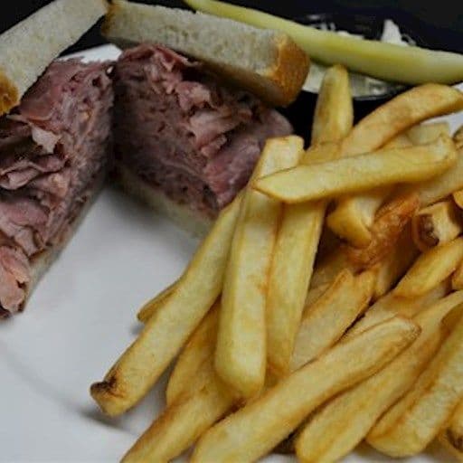 Assiette sandwich "Jumbo" à la Viande Fumée / "Jumbo" Smoked Meat Sandwich Platter