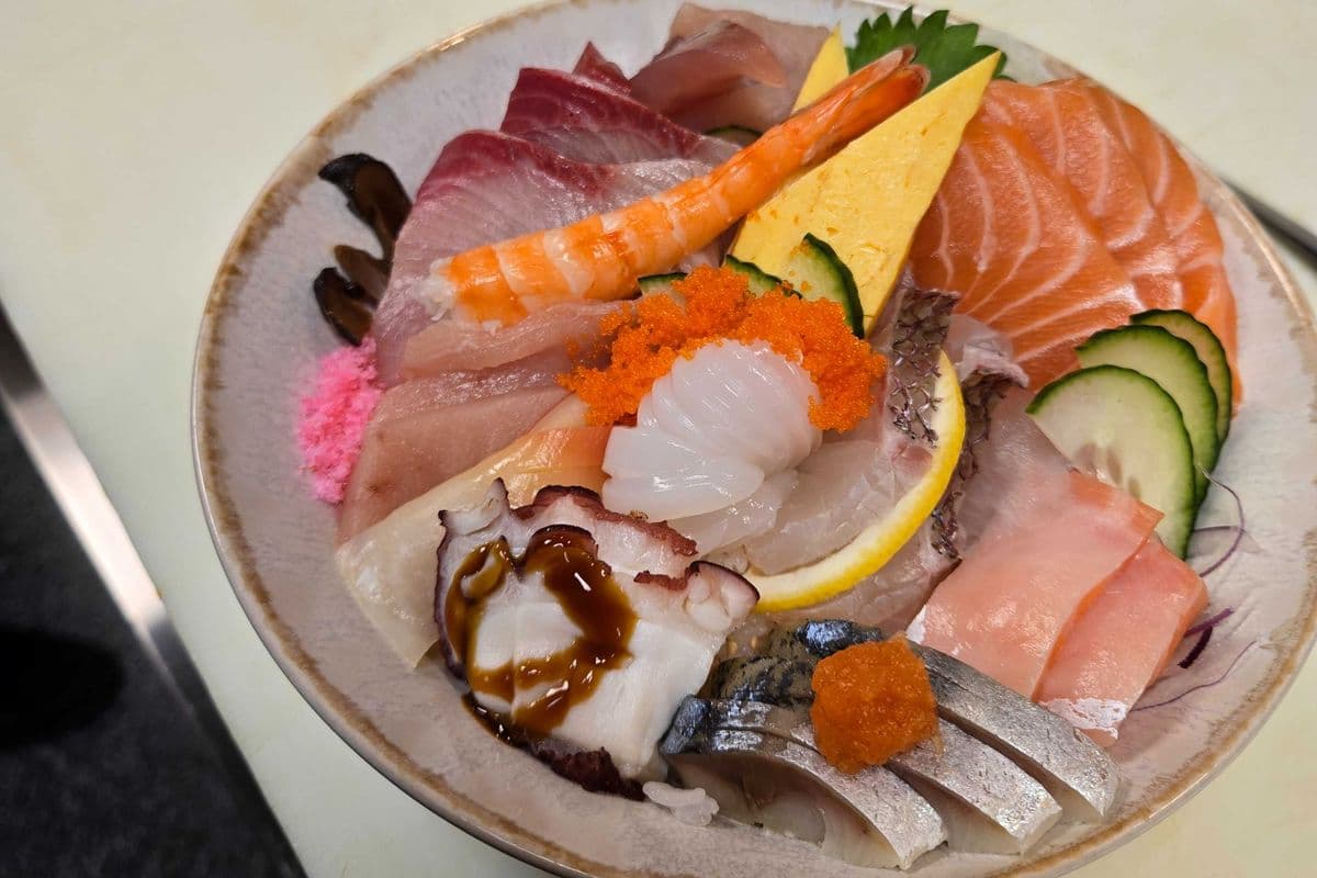 Chirashi sushi