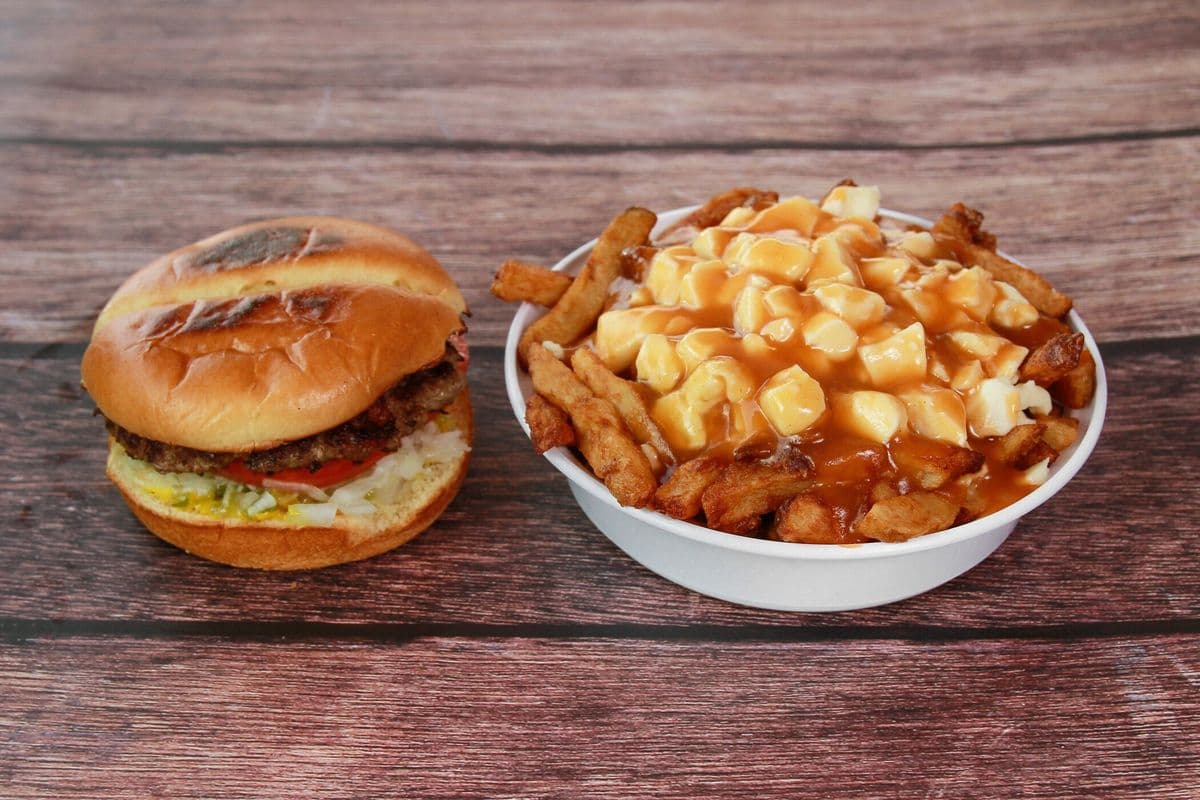 #7- Hamburger et poutine / #7- Hamburger and Poutine