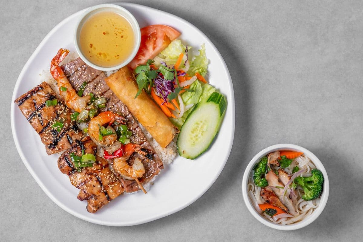 Riz avec crevettes, bœuf et poulet grillés / Rice With Grilled Shrimps, Beef And Chicken