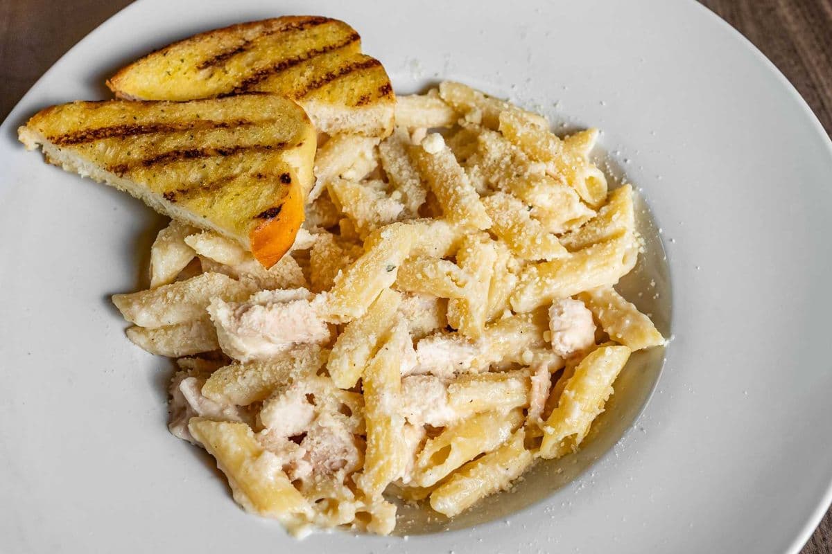 Alfredo Pasta with Garlic Toast