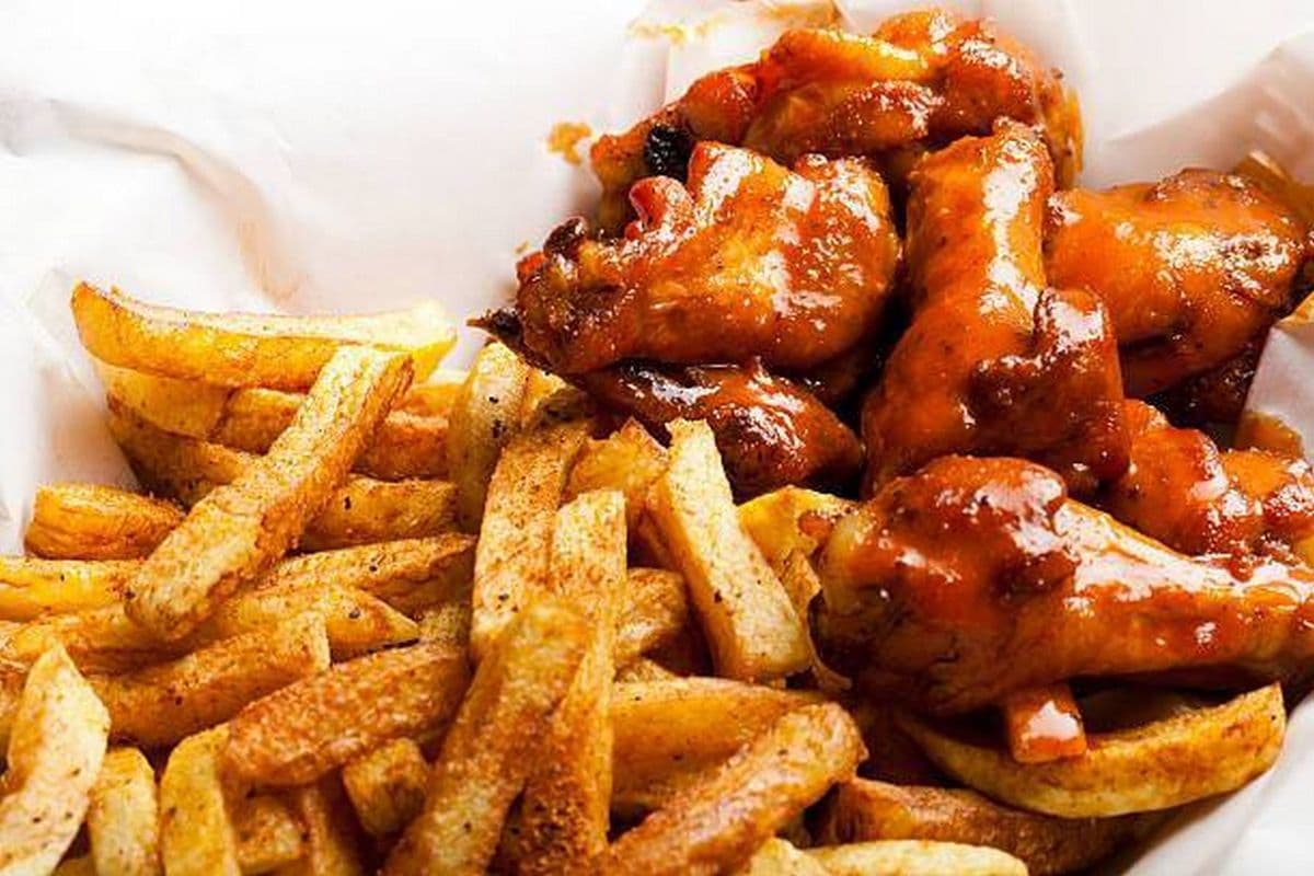 BOGO - Chicken Wings (1 lb) with Fries