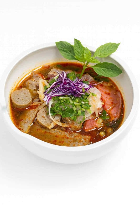 Bún bò Huế Spicy beef and rice vermicelli soup / Bún bò Huế Soupe épicée au vermicelle de riz et au bœuf