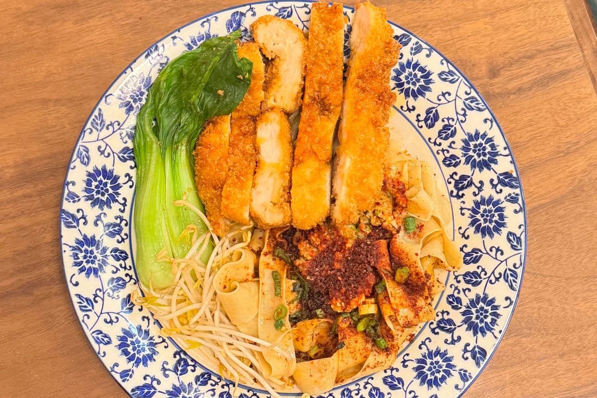 E4 炸鸡排油泼面 Crispy chicken hot oil splashed chicken breast🌶️