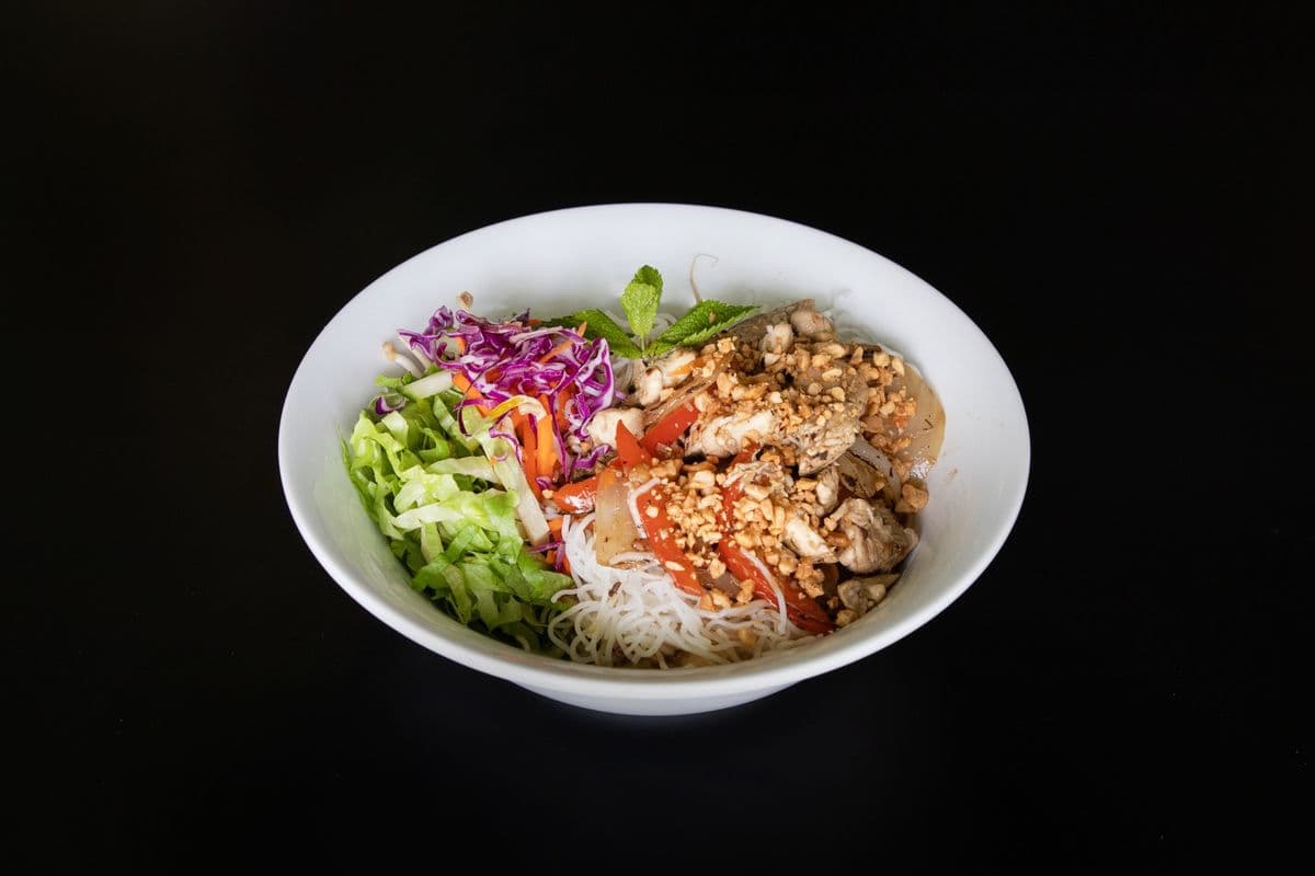 B10. Gluten-Friendly lemongrass chicken vermicelli bowl
