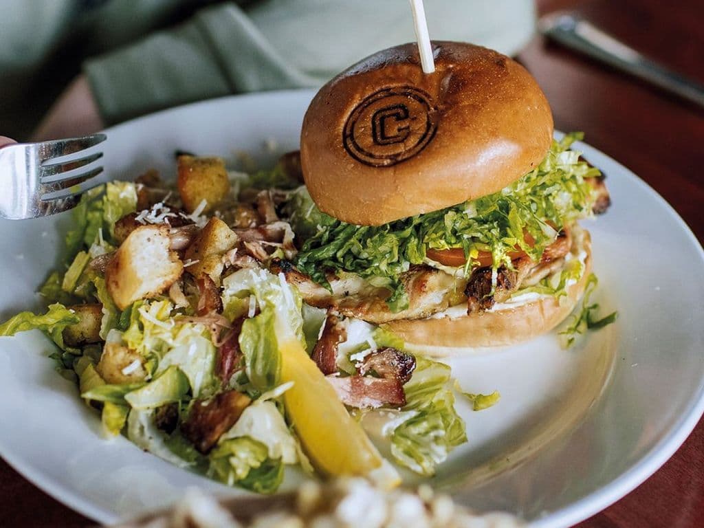 Burger poulet & César / Chicken burger & Caesar salad