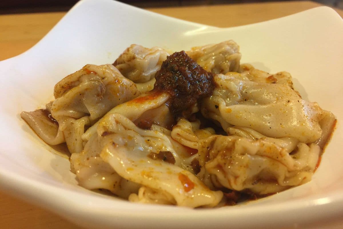 H9) Pork Wonton in Chili Sauce (10 pcs) 豬肉紅油抄手